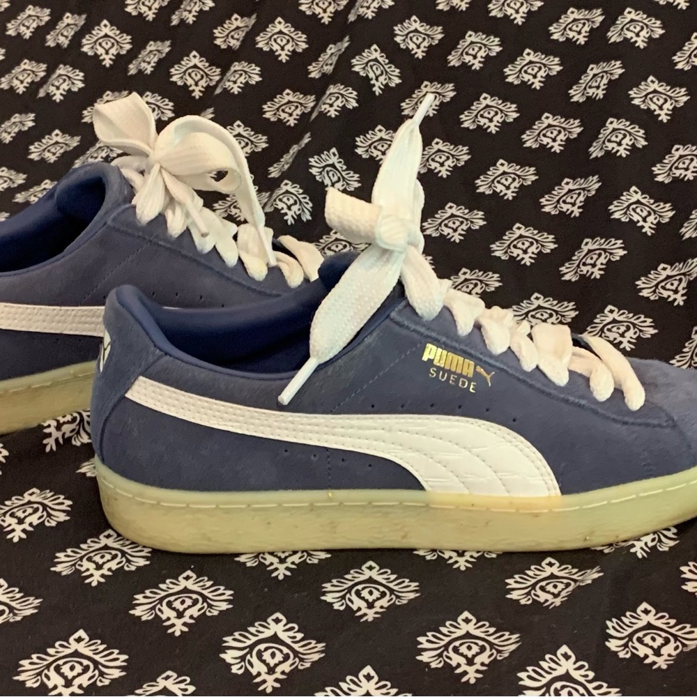 Blue suede Puma’s with white and gold accents. Women’s size 10.